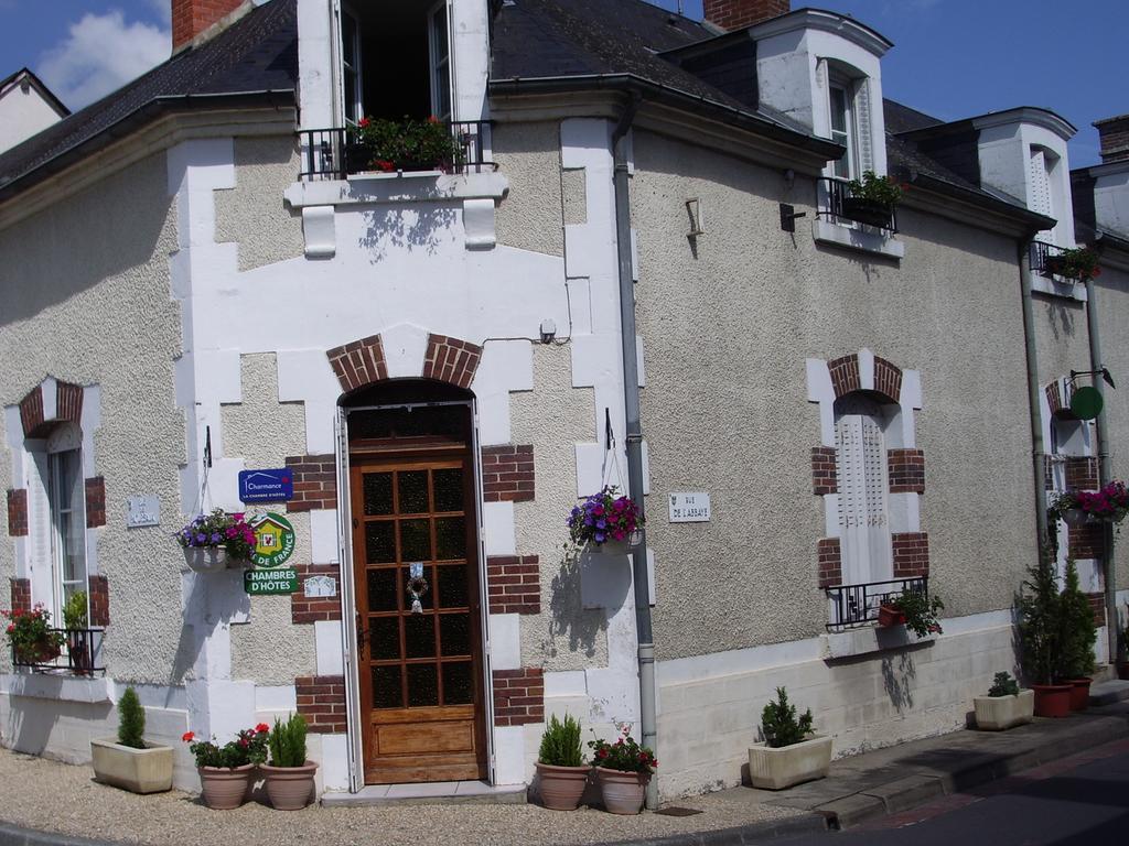 Les Glycines Bed & Breakfast Plaimpied-Givaudins Екстериор снимка