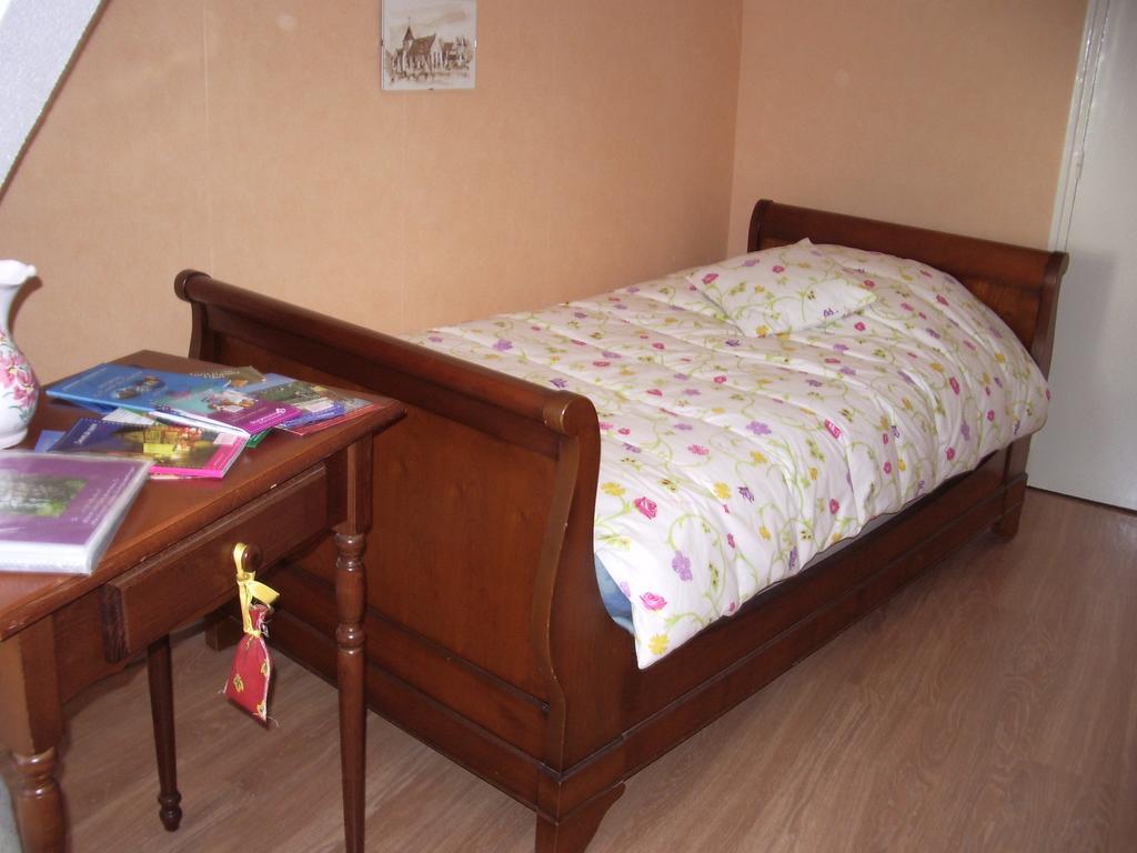 Les Glycines Bed & Breakfast Plaimpied-Givaudins Екстериор снимка
