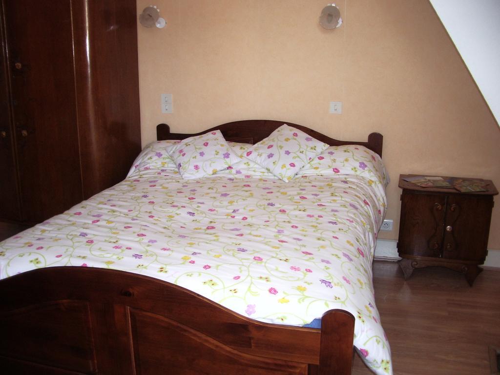 Les Glycines Bed & Breakfast Plaimpied-Givaudins Екстериор снимка