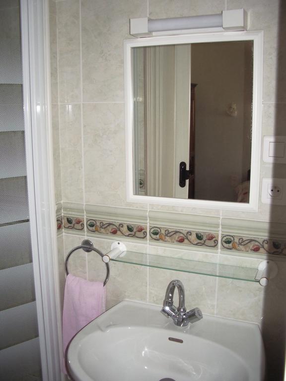 Les Glycines Bed & Breakfast Plaimpied-Givaudins Екстериор снимка