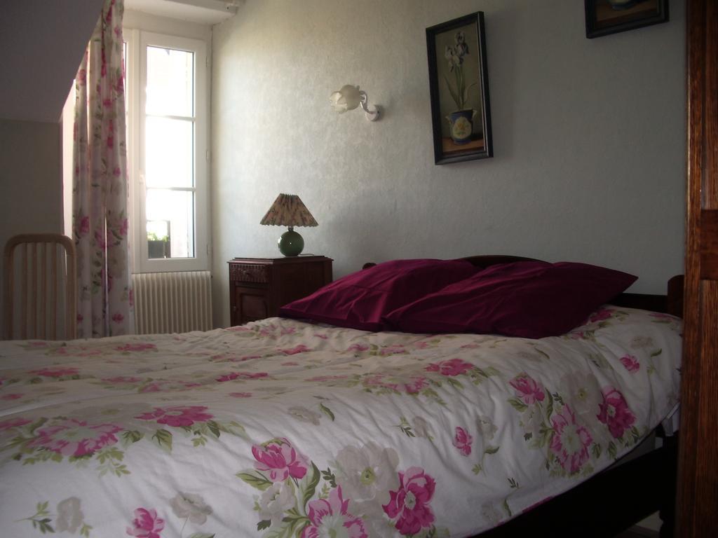 Les Glycines Bed & Breakfast Plaimpied-Givaudins Екстериор снимка