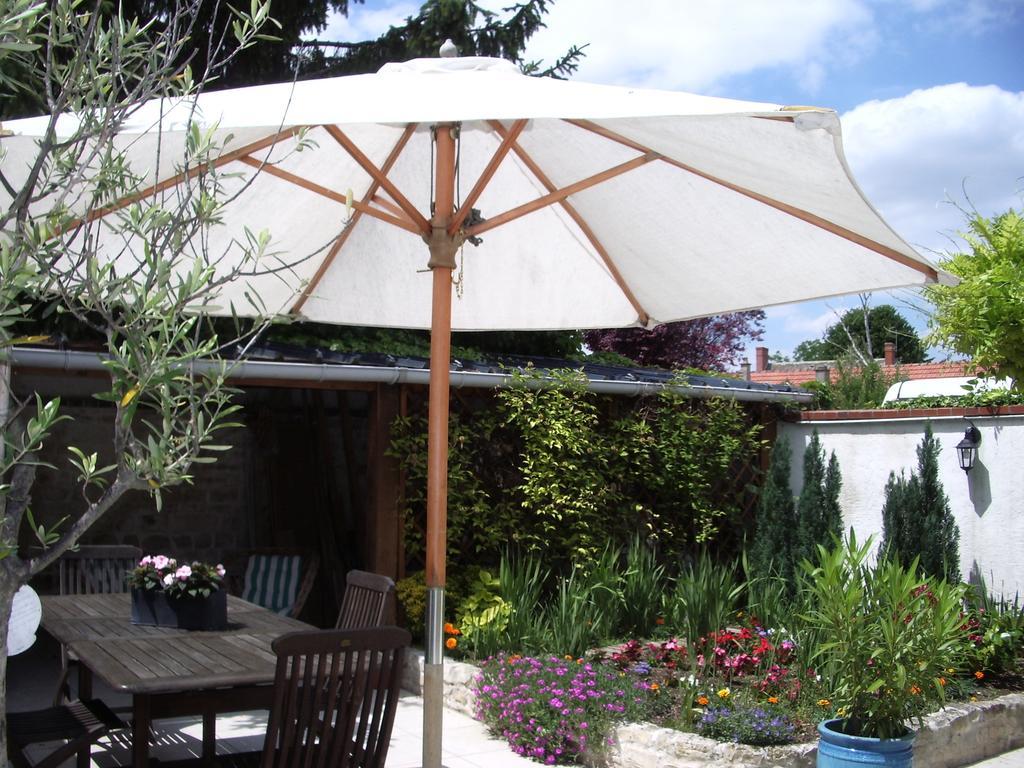 Les Glycines Bed & Breakfast Plaimpied-Givaudins Екстериор снимка
